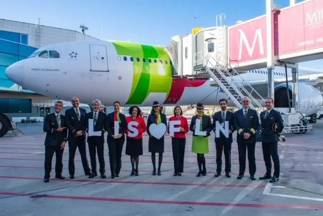 A tripulação do voo inaugural Lisboa - Florianópolis (Foto: Divulgação TAP)
