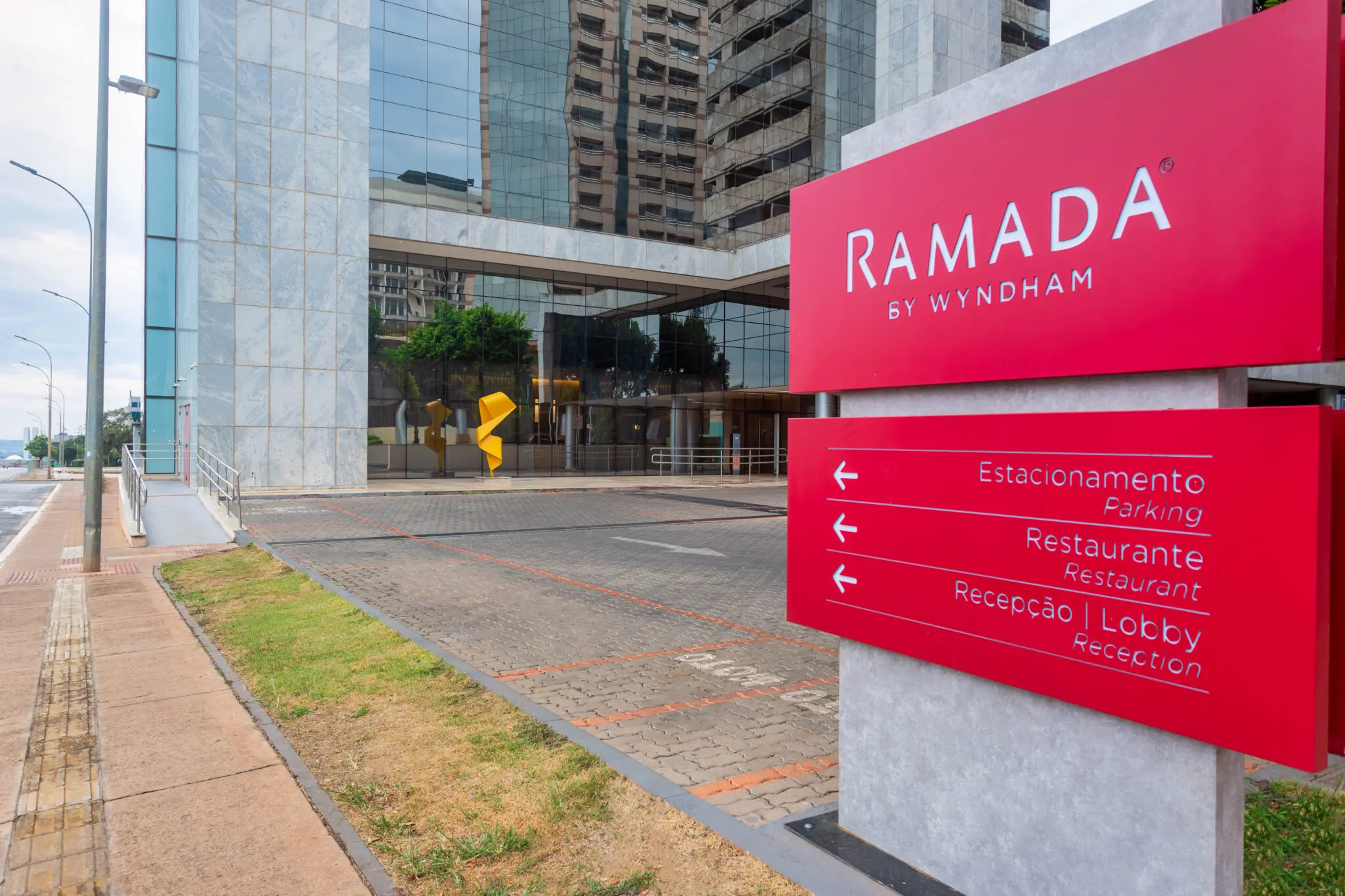 Fachada do hotel Ramada by Wyndham, em Brasília (Foto: Divulgação)