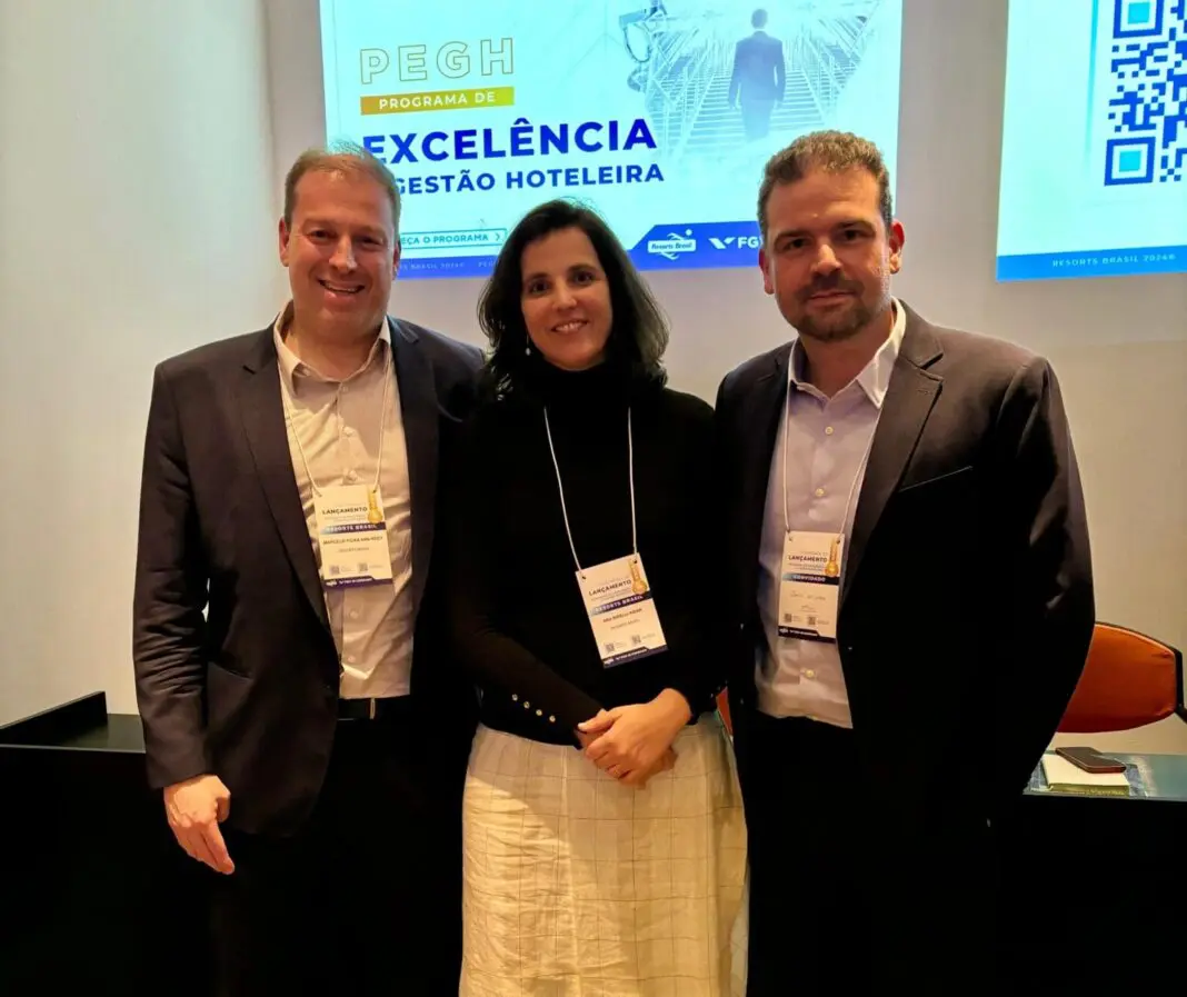 Marcelo Picka Van Roey, presidente da Resorts Brasil, Ana Biselli Aidar (Resorts Brasil) e Paulo Mélega (Atrio Hotel Management) - Foto: divulgação