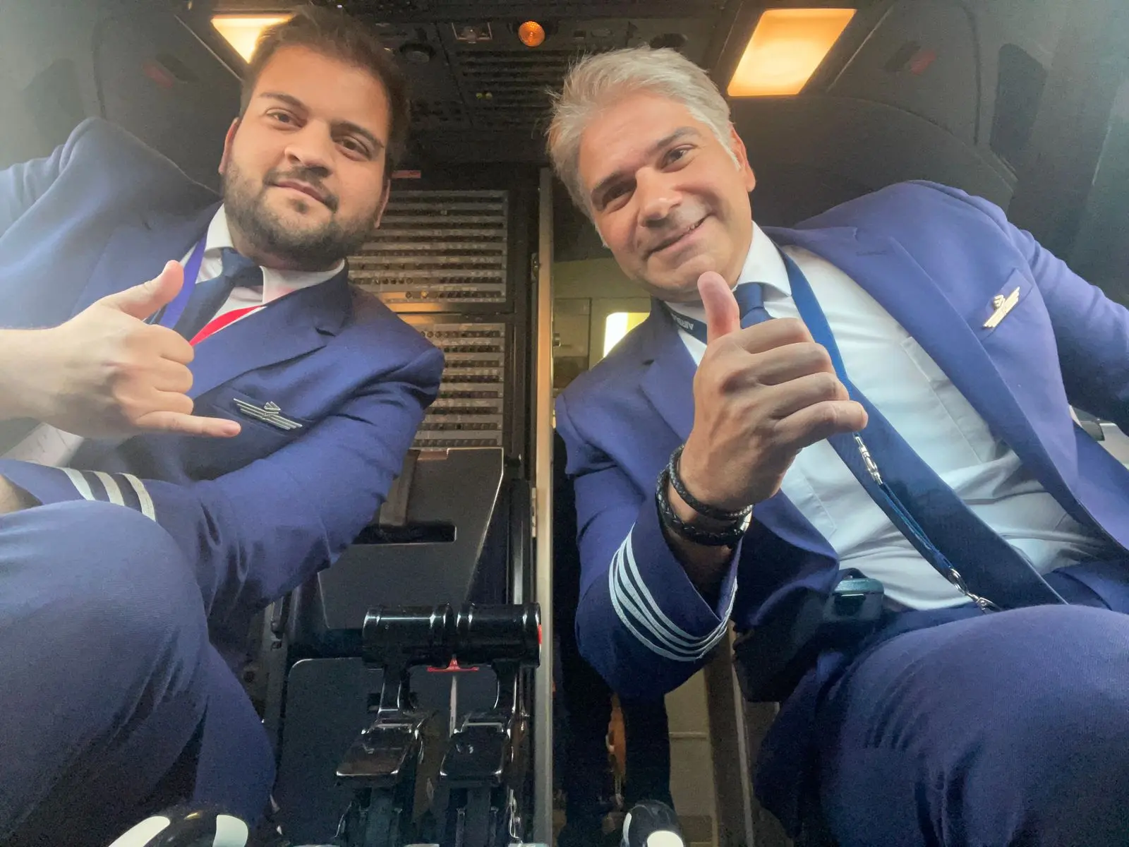Primeiro Oficial Pedro Lima e Comandante Felipe Lima pilotam primeiro voo da nova rota da LATAM que liga a capital amapaense diretamente a São Paulo - Foto: divulgação