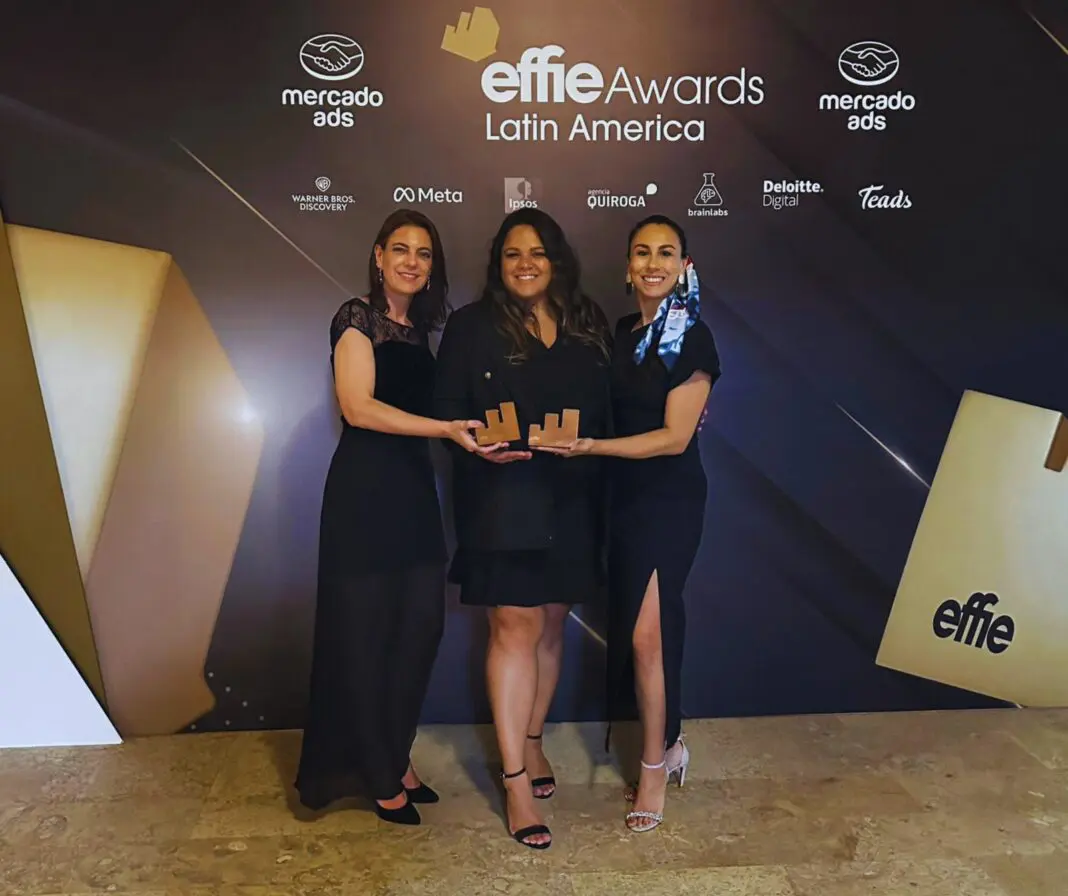 Jeanini Pedroso da Graphene, Juliana Silva e Nivea Beyrute da LATAM receberam o Effie Awards em cerimônia realizada em Cartagena - Foto: divulgação LATAM