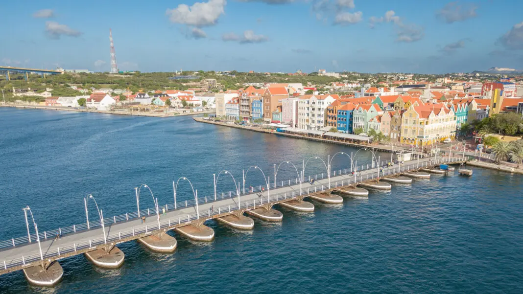 Ponte flutuante Queen Emma em Curaçao - (Foto: mediavallet.com)