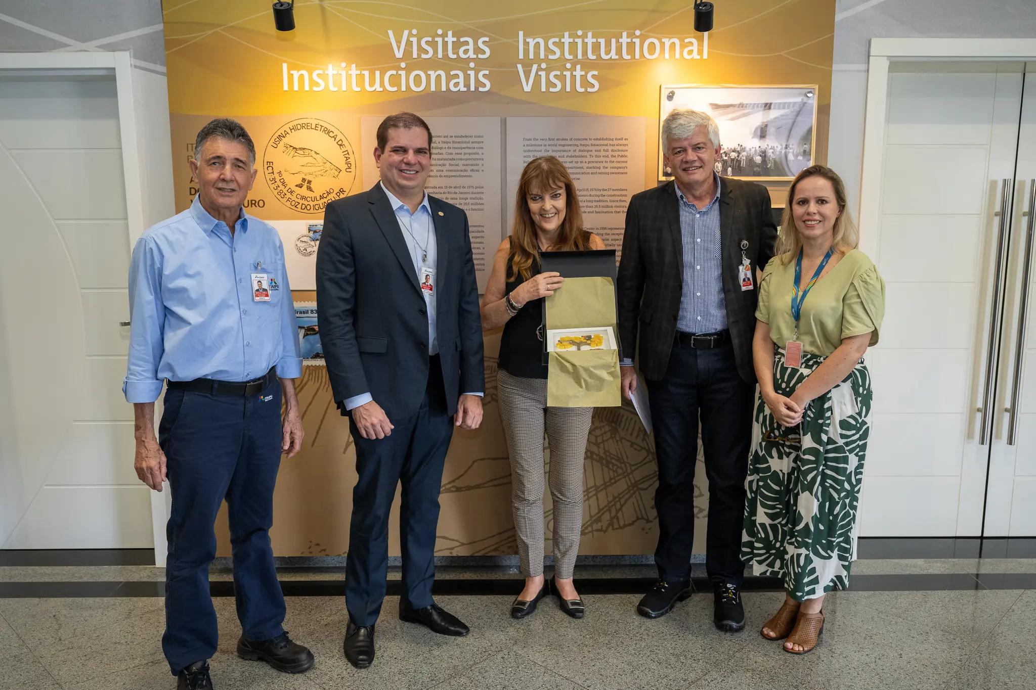 Embaixadora recebe placa - Foto: William Brisida/Itaipu Binacional