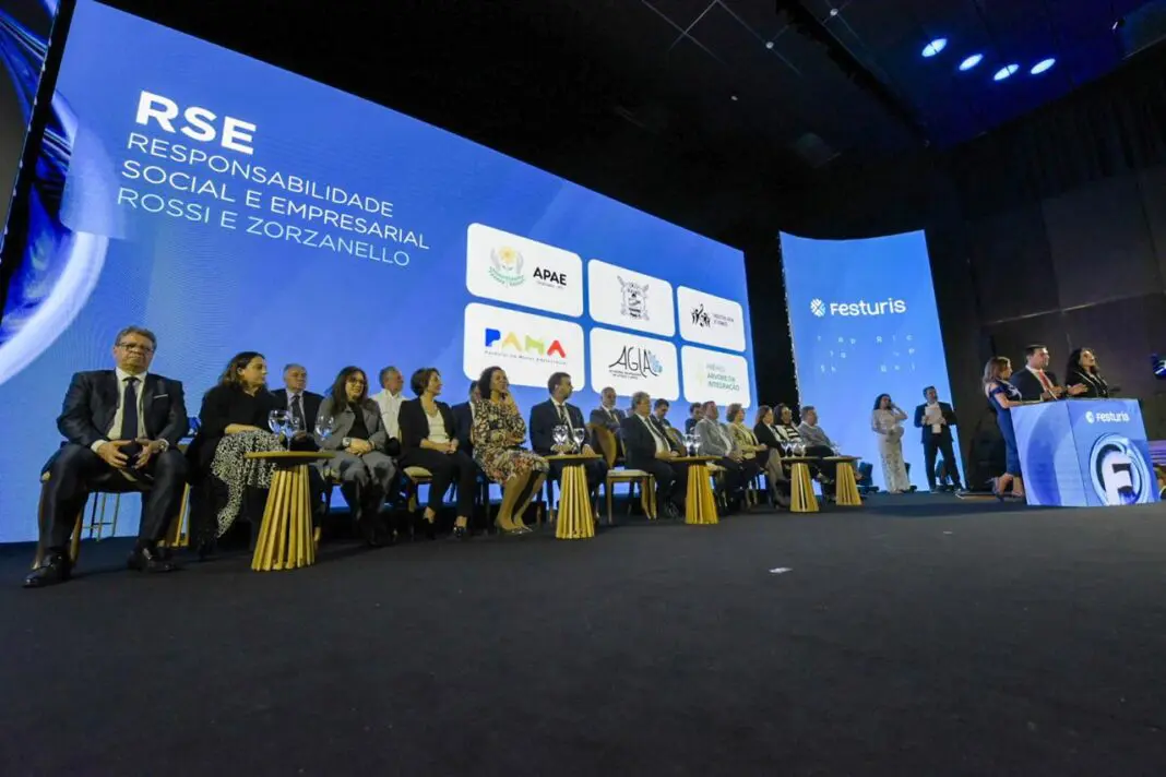 Autoridades do Turismo na cerimônia de abertura do Festuris 2024 - Foto: Rafael Cavalli
