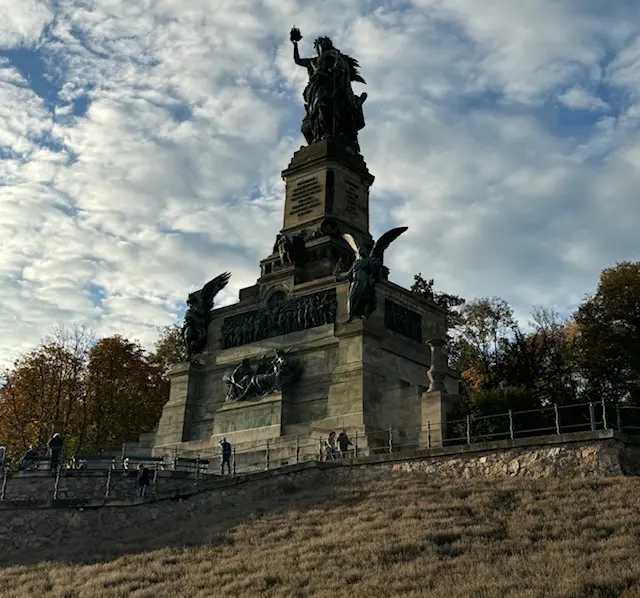 Monumento Niederwald e Abadia de Saint Hildegard em Rüdesheim (foto - Simone Barros)