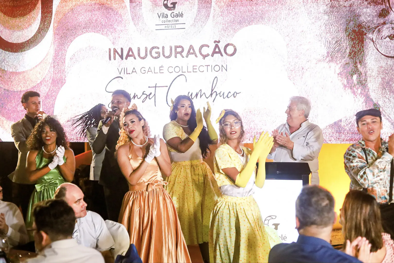 Jorge Rebelo de Almeida com o time de Animação durante a inauguração - Foto: divulgação Vila Galé