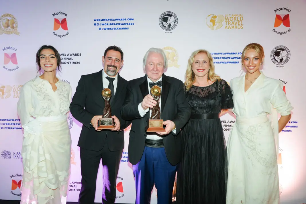 Mário Chaves, Chief Operating Officer da TAP, e Rita Tamagnini, Diretora de Comunicação Corporativa e Relações Externas da TAP, que receberam os prémios WTA, com Graham Cooke (ao centro), fundador e Presidente dos World Travel Awards - Foto: divulgação