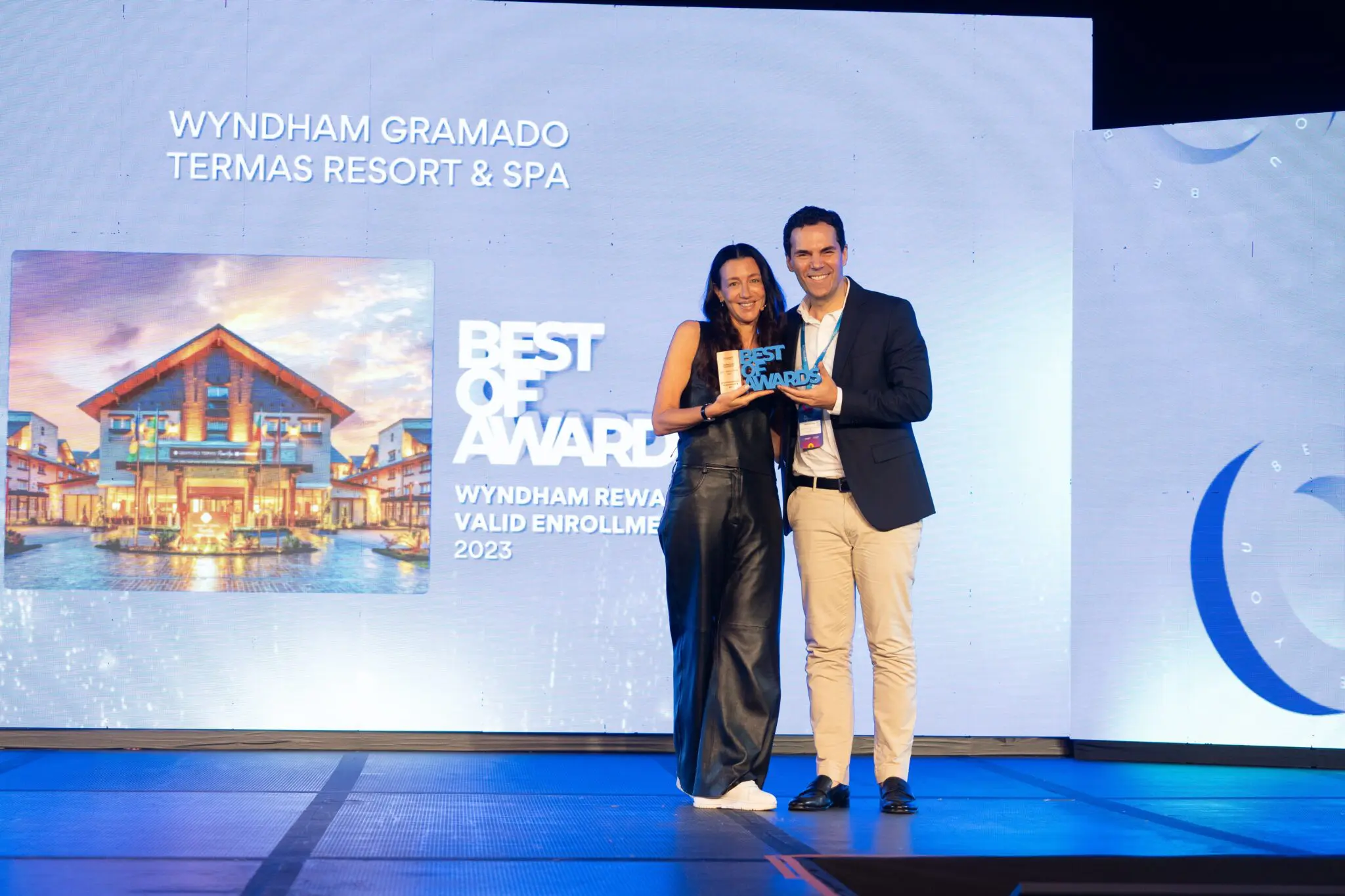 Alejandro Geis, Gerente Geral do Wyndham Gramado Termas Resort & Spa, recebe o Best of Awards das mãos de Jimena Faena, VP LATAMC Marketing & Brand Operations. - Foto: divulgação