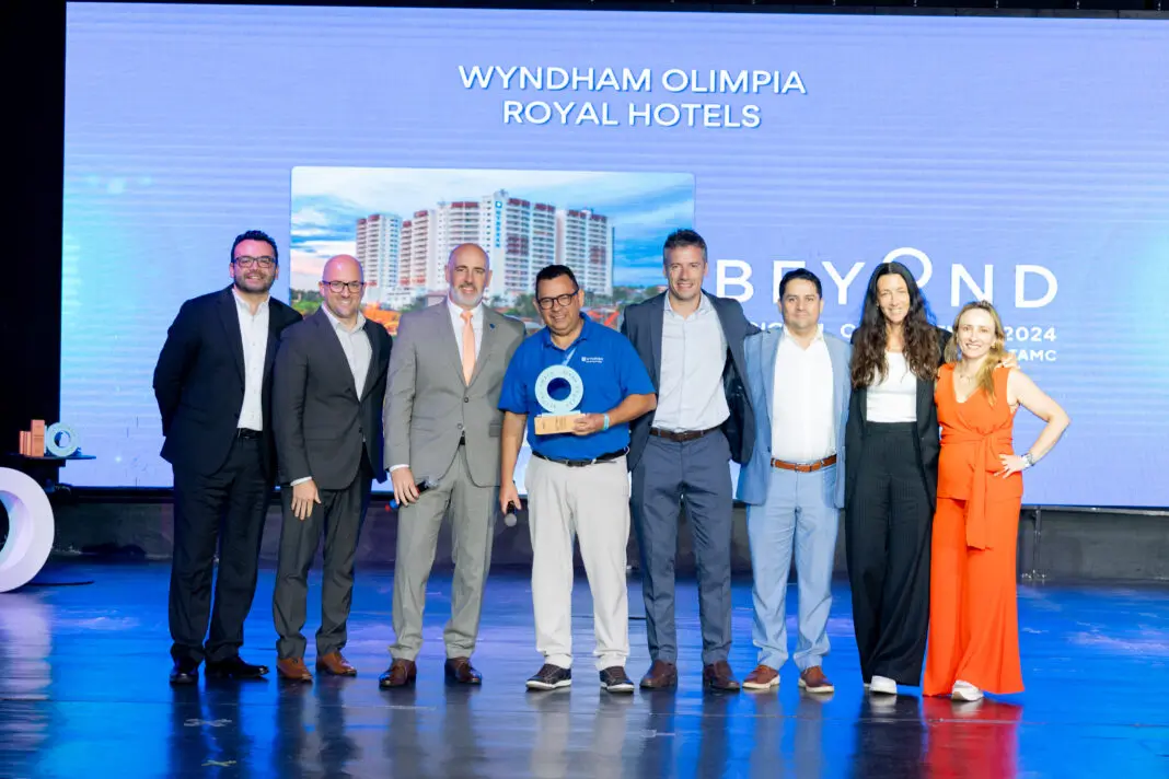 Mario Pio. Gerente Geral do Wyndham Olímpia Royal Hotel, recebe o Beyond Awards da equipe da Wyndham Hotels & Resorts - foto: divulgação Mario Pio. Gerente Geral do Wyndham Olímpia Royal Hotel, recebe o Beyond Awards da equipe da Wyndham Hotels & Resorts - foto: divulgação