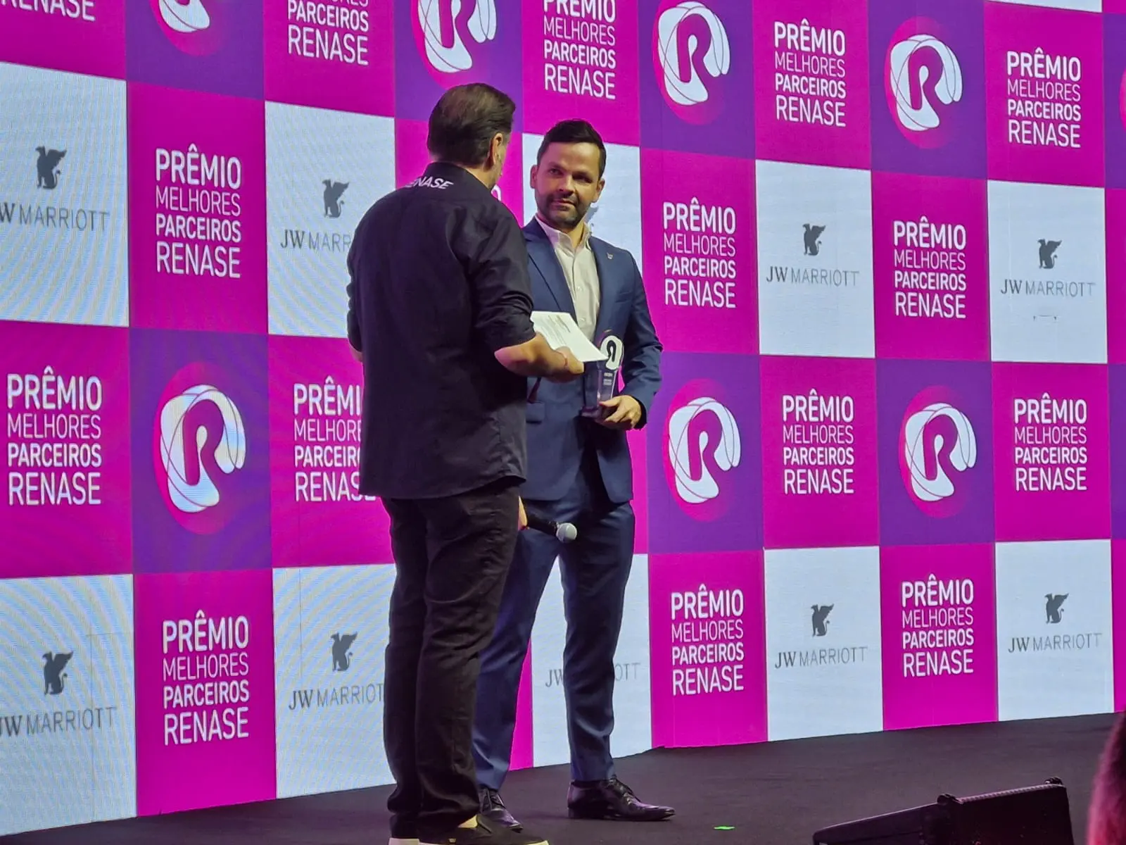 Rodrigo Stocco entrega o prêmio de Melhor Parceiro Anfitrião do Evento ao JW Marriott, representado pelo diretor de Vendas e Marketing da unidade, Moacyr Luti - Foto: Bruno Almeida / DT