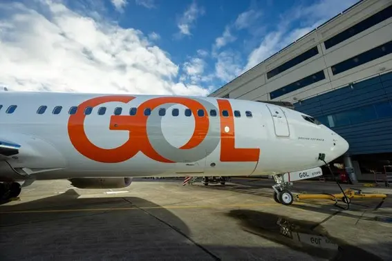Boeing 737 MAX 8 da GOL no solo da Boeing Field, em Seattle, nesta terça-feira(10/12). O voo G3 9680, entre o Boeing Field (BFI) e o aeroporto mineiro, teve parada técnica em Punta Cana (PUJ) e foi conduzido pelos comandantes Fabrício Sulzbacher, Manoel Burg, Marcel Oliveira e Paulo Zancani – Divulgação GOL