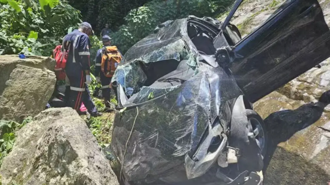 Carro com 4 turistas cai em ribanceira de 25 metros na Cachoeira dos Três Tombos, em Ilhabela - Foto: divulgação - Corpo de Bombeiros