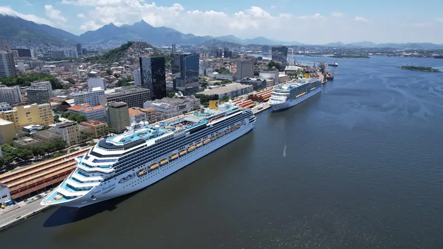 Duas embarcações no Pier Mauá Pier Mauá