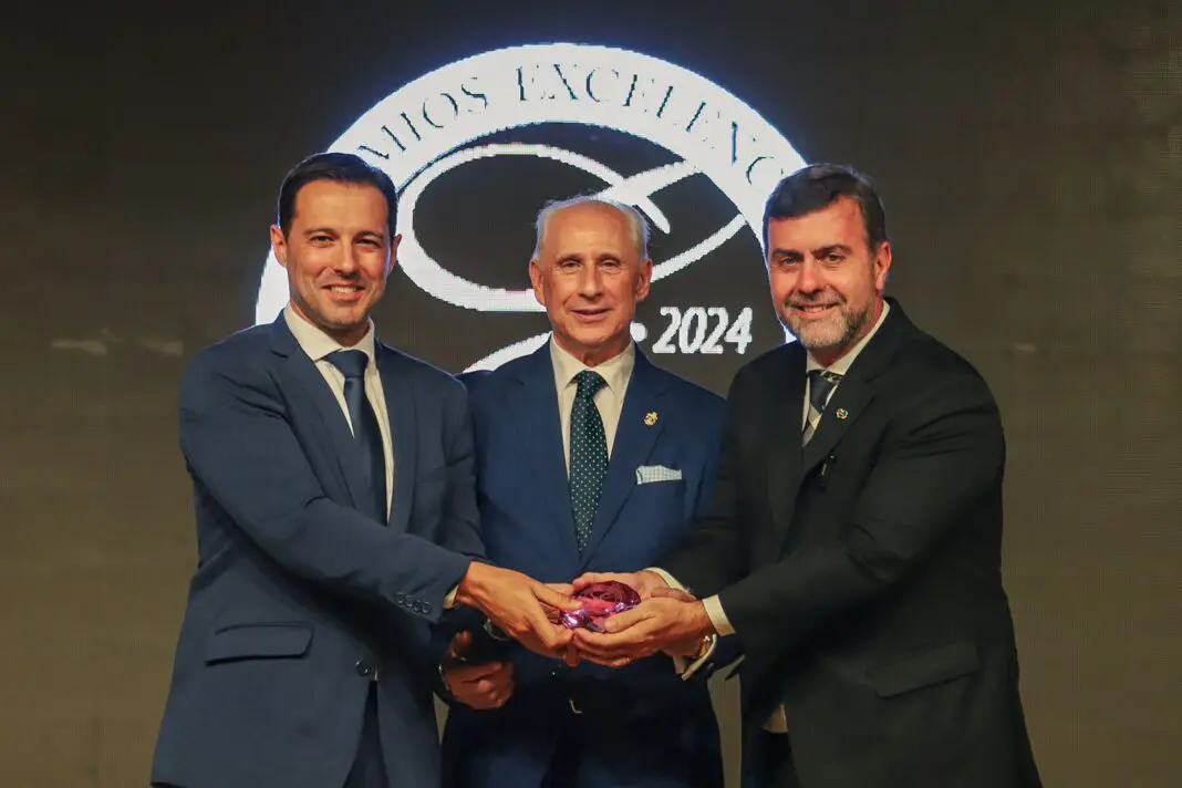 O CEO do Festuris Gramado, Eduardo Zorzanello, filho de Silvia, e o CEO do Grupo Excelências, José Santiago, entregaram a honraria ao presidente da Embratur, Marcelo Freixo. - Festuris/Divulgação