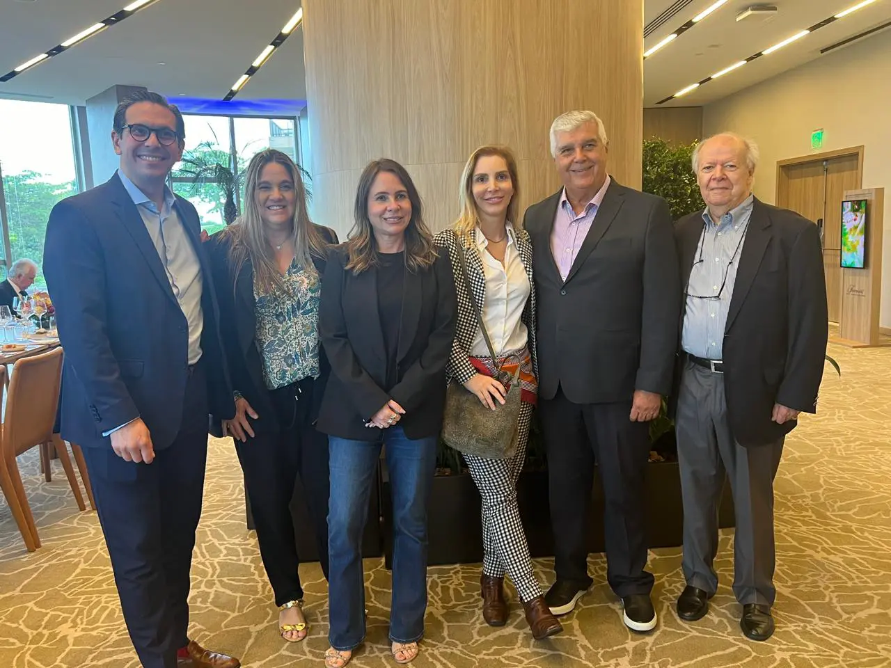da esquerda para a direita: o gerente-geral do Fairmont, Netto Moreira; a diretora de Marketing da SMTUR, Fabiana Misse; a secretária municipal de Turismo do Rio, Daniela Maia; a diretora-geral do Fasano Ipanema, Cristiana Kastrup; o presidente do HotéisRIO, Alfredo Lopes e Gerard Bourgeaiseau, diretor da ABIH-RJ. - Foto: divulgação