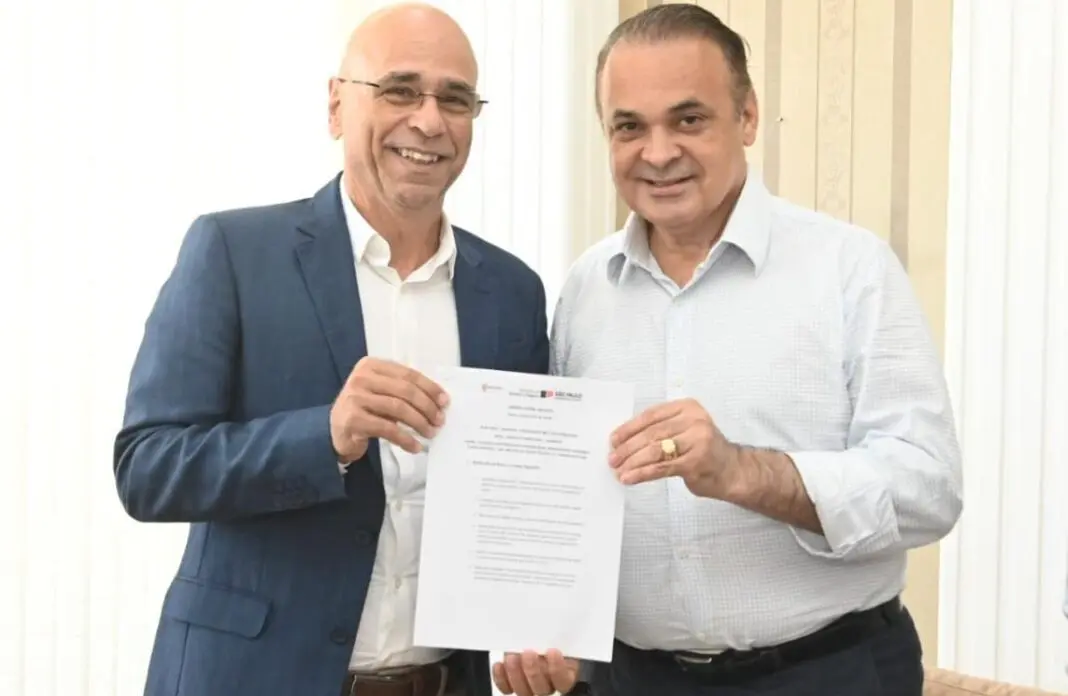 Farid Madi, prefeito eleito de Guarujá, e Roberto de Lucena, secretário de Turismo e Viagens do Estado de São Paulo exibem ações da SETUR-SP para o Litoral Paulista no gabinete municipal da Estância Turística, no dia 10 de janeiro de 2025 - Foto: divulgação Agência Amigo