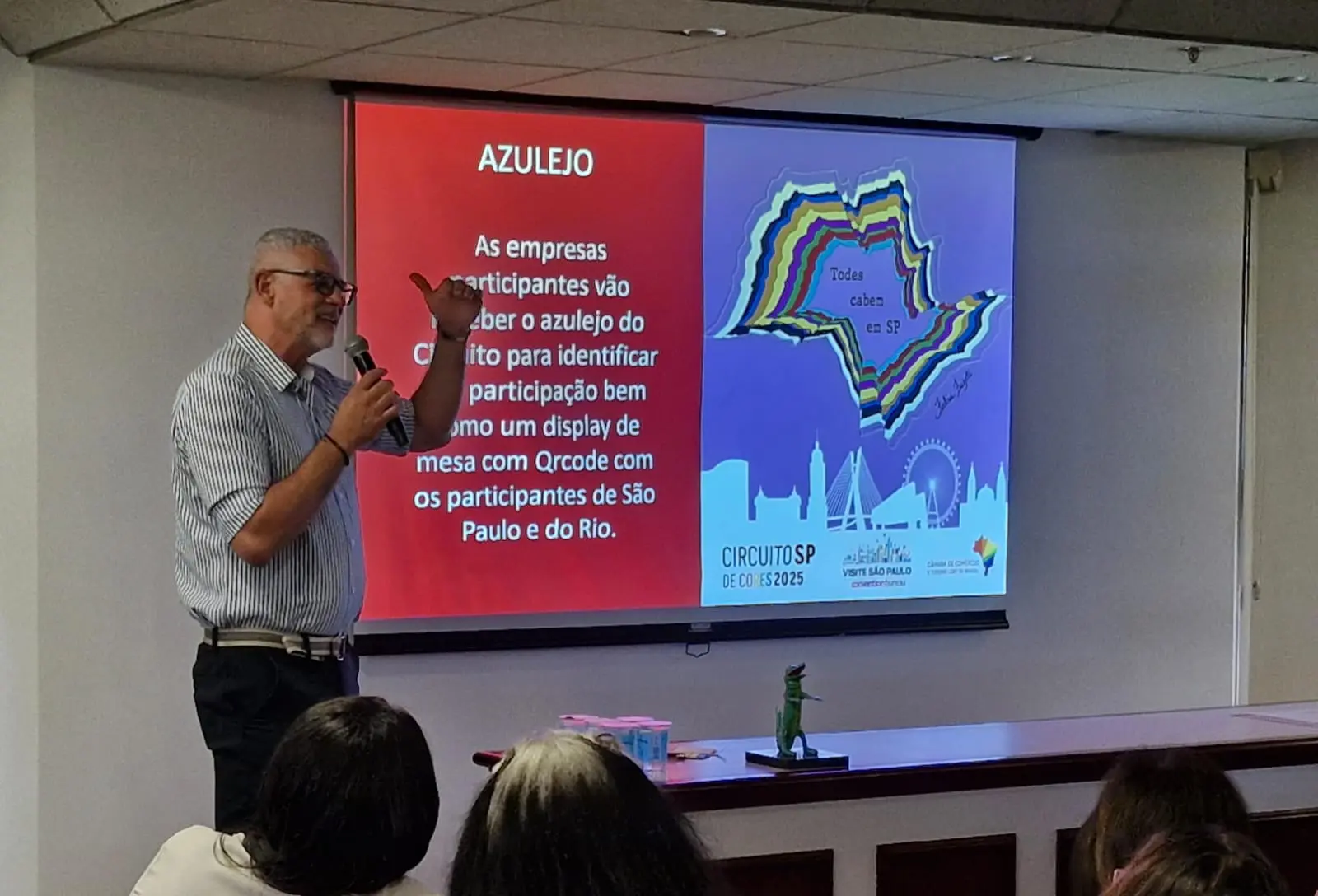 Ricardo Gomes (Câmara de Comércio e Turismo LGBT do Brasil) apresenta azulejo para identificação de estabelecimentos que participarão do Circuito das Cores, desenhado pela artista Fabia Fuzeti
