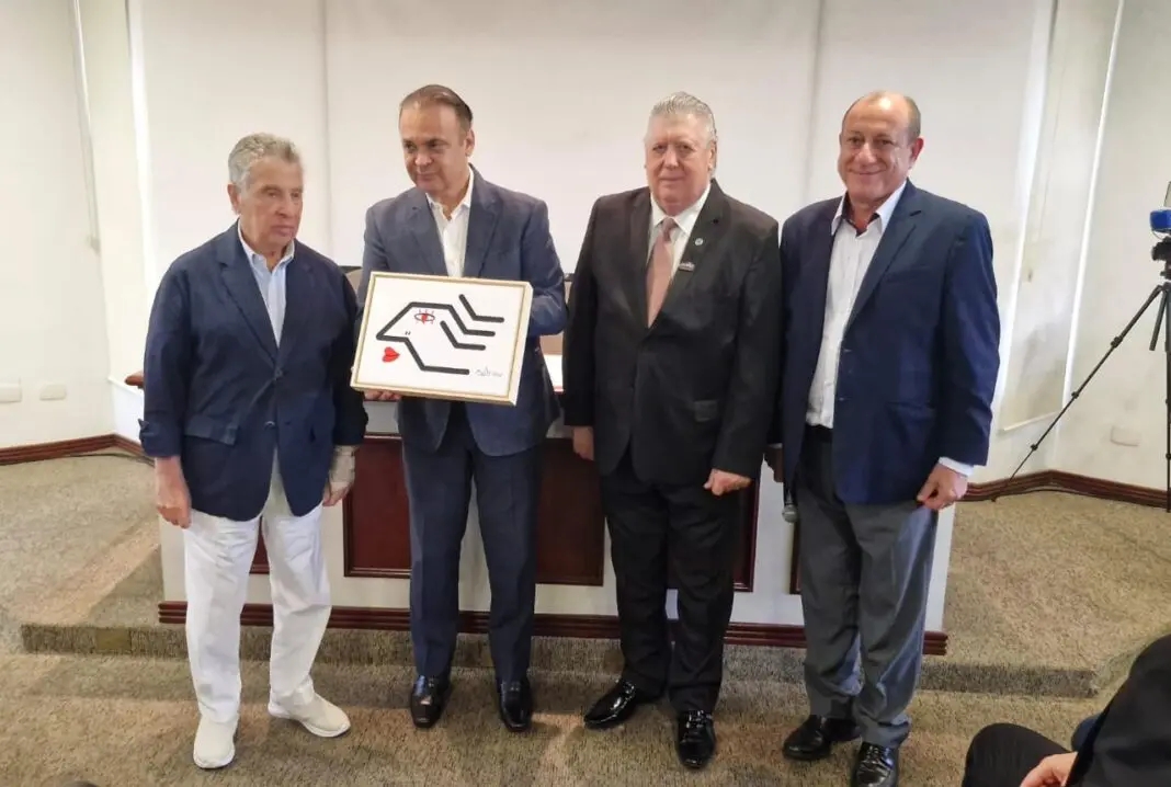 Roberto de Lucena (centro) recebe homenagem do Visite São Paulo