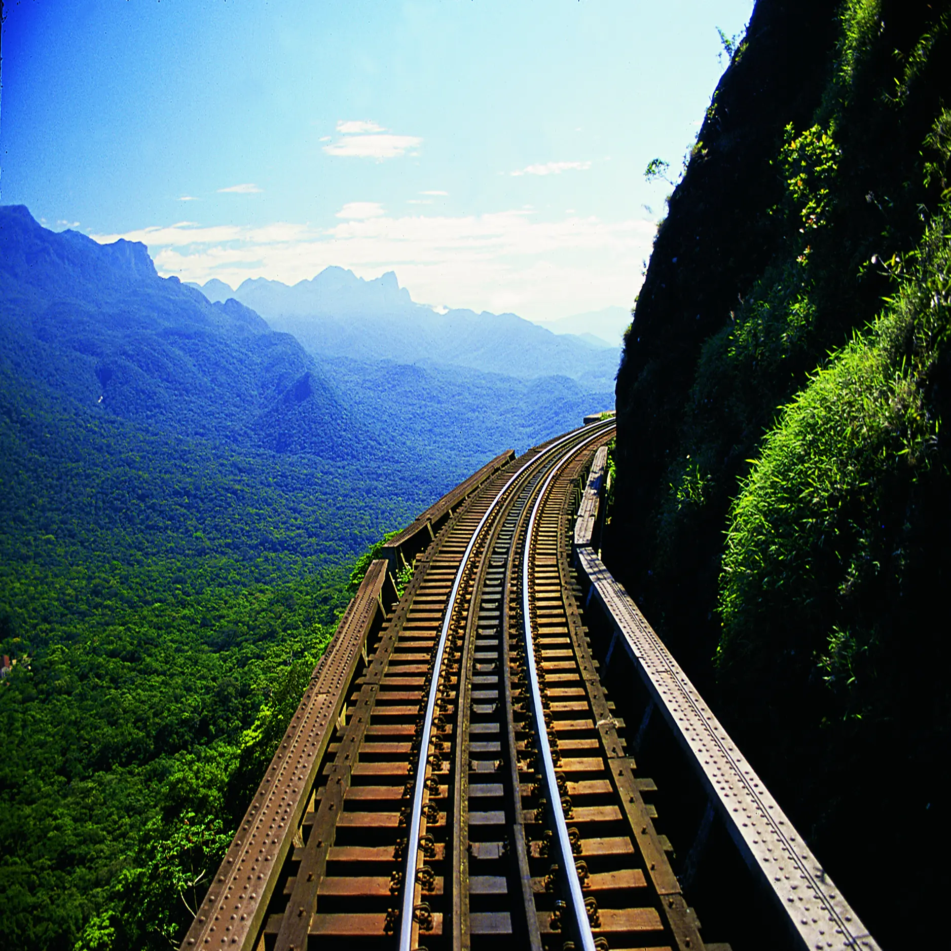 São 41 pontes, 13 túneis e seu ponto mais alto está a 952 metros de altitude - Foto: Divulgação Serra Verde Express