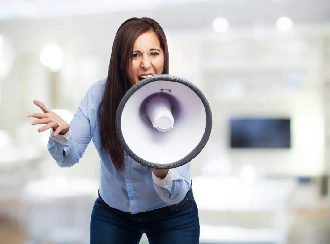 happy young woman with megaphone Dados são do novo estudo da Preply, que mediu a frequência com que os brasileiros se queixam em diferentes partes do Brasil - Foto: Freepik