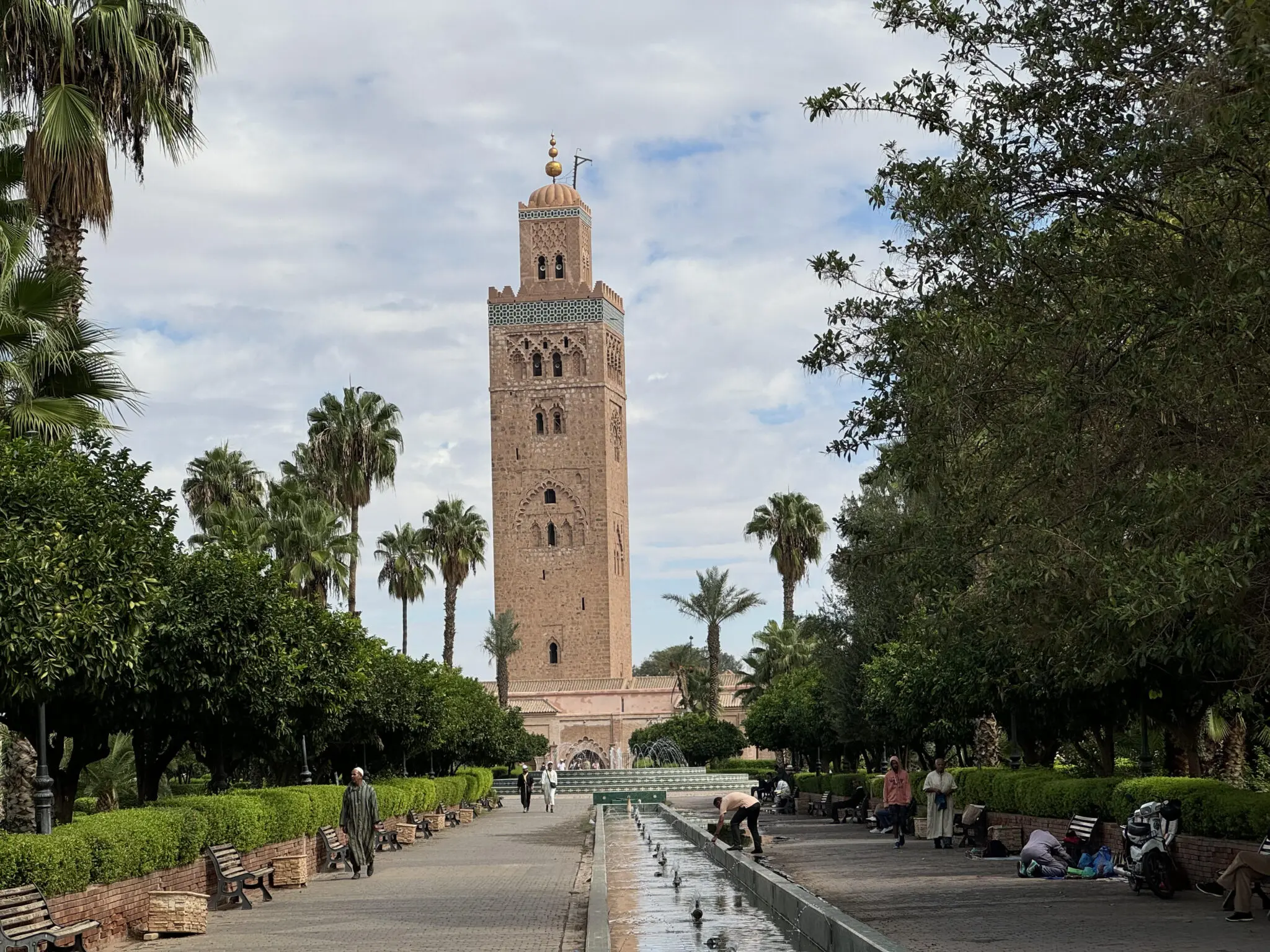 As alcovas e, ao fundo, a escultura do hall inaugurada no centenário do hotel - Foto: Simone Barros / DT Marrakech