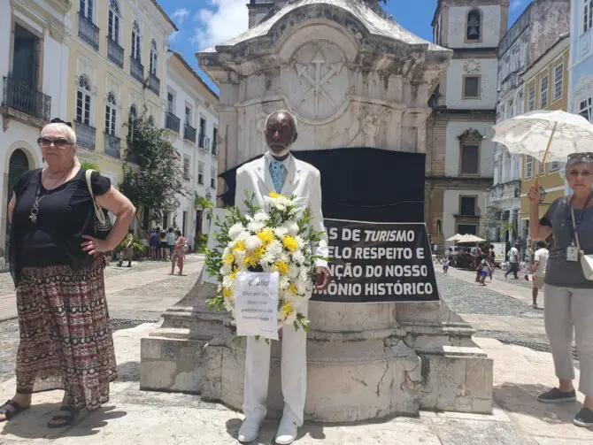 Clarindo Silva levou coroa de flores em homenagem à vítima da tragédia, Giulia Panchoni Righetto, a quem chamou de mártir. (Fotos: crédito: Duda Tawil – Portal Turismo Total ) Salvador