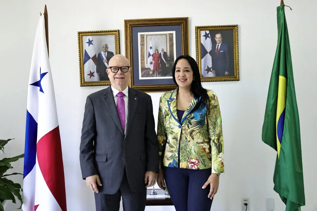 Embaixador do Panamá no Brasil, Flavio Gabriel Méndez Altamirano e Gabriella Rodriguez, Gerente Comercial de Viagens do Visit Panamá - Foto: Divulgação Visit Panama/Denise Rodrigues Embaixador do Panamá no Brasil, Flavio Gabriel Méndez Altamirano e Gabriella Rodriguez, Gerente Comercial de Viagens do Visit Panamá - Foto: Divulgação Visit Panama/Denise Rodrigues
