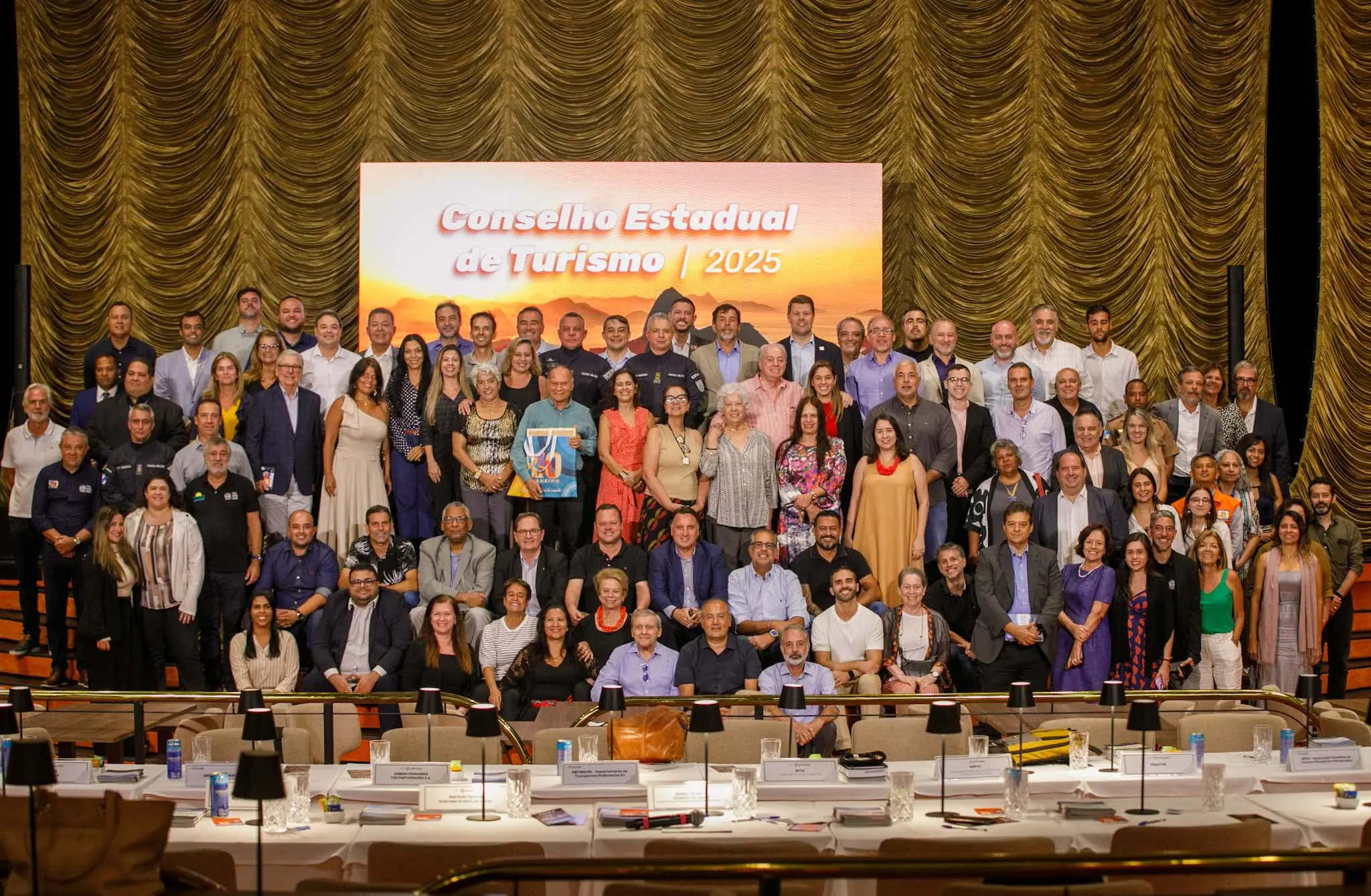 Foto oficial com todos os particpantes da primeira reunião do Conselho Estadual de Turismo de 2025 - Crédito João Miguel Junior / divulgação Setur-RJ