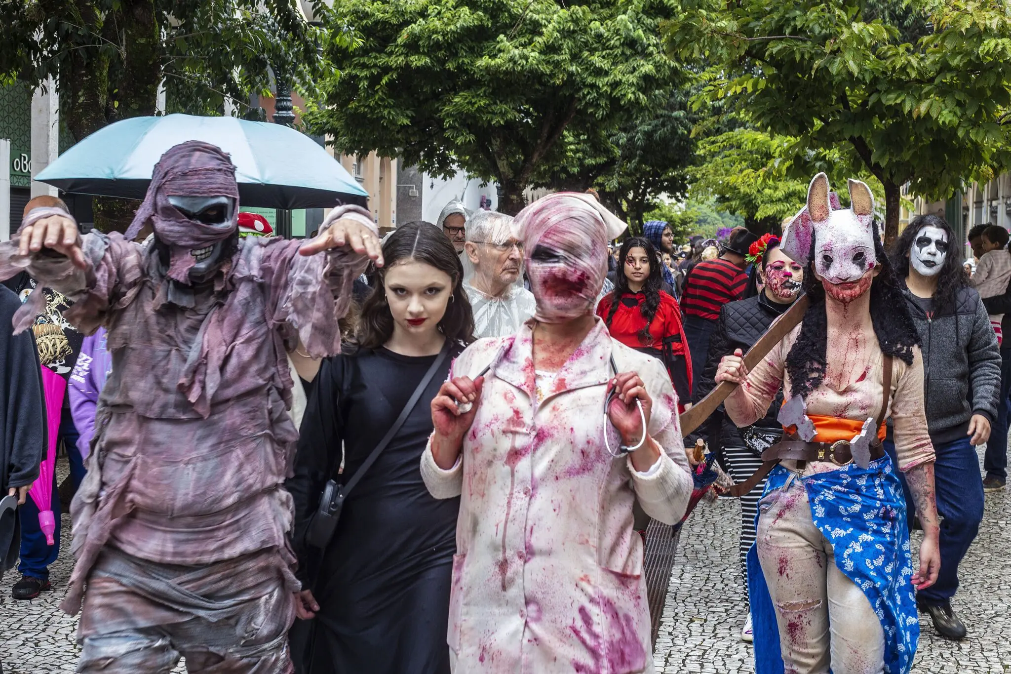 Bloco Zumbie Walk leva milhares de monstros ao Centro de Curitiba - Foto: Ricardo Marajó/SMCS