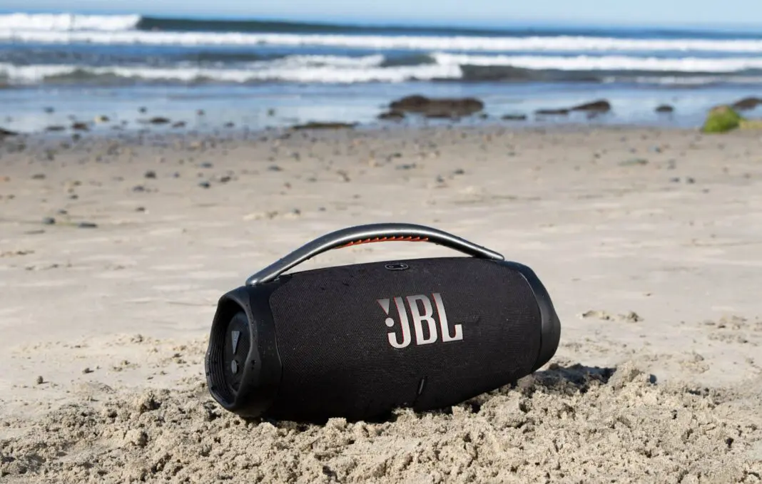 Projeto de Lei de Alexandre Aleluia (PL) prevê multa de até R$ 15 mil para caixas de som nas praias de Salvador - Foto: site JBL