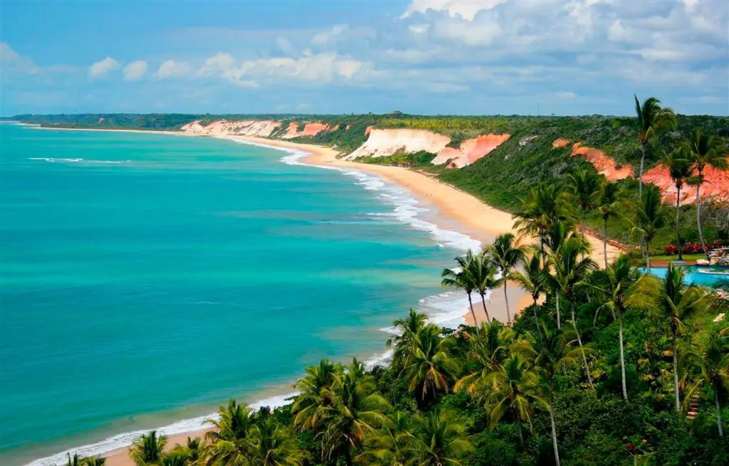 A Praia da Pitinga, em Arraial d'Ajuda, é conhecida por suas águas calmas - Foto: divulgação
