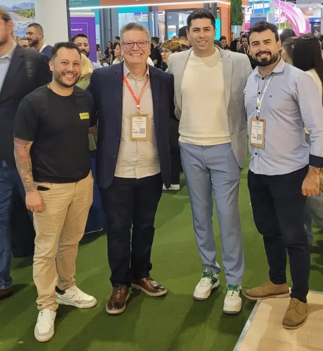 CEO da Parksnet, Thiago Samejima e da Redetur, Juarez Barroso, acompanhados dos diretores Rudi Souza (Parksnet) e Diego Quadros Gonçalves (Redetur)