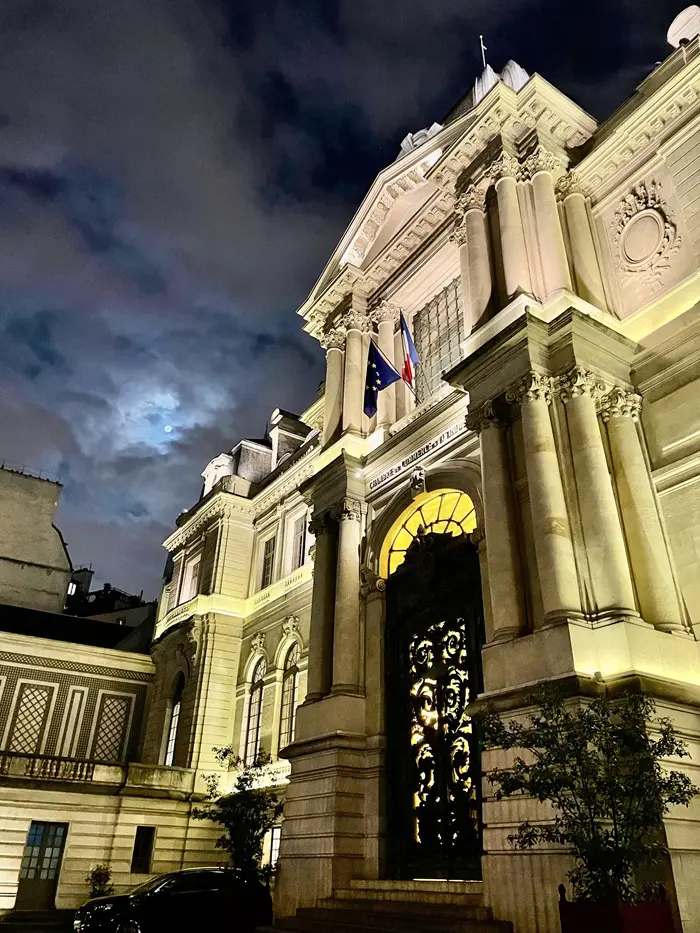 Fachada do Hôtel Potocki iluminada à noite, em Paris. Arquivo pessoal Waleska S. Divulgação Graves e Pessac-Léognan