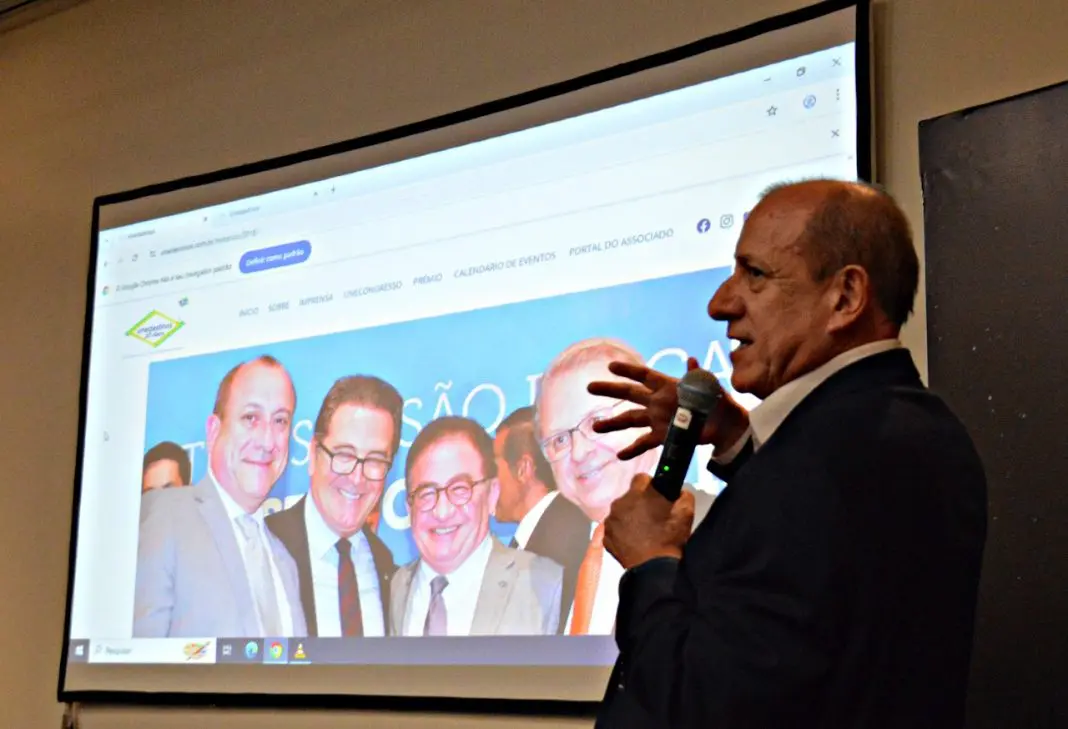 Toni Sando, presidente da Unedestinos durante apresentação na WTM Latin America 2025 - Foto: DT