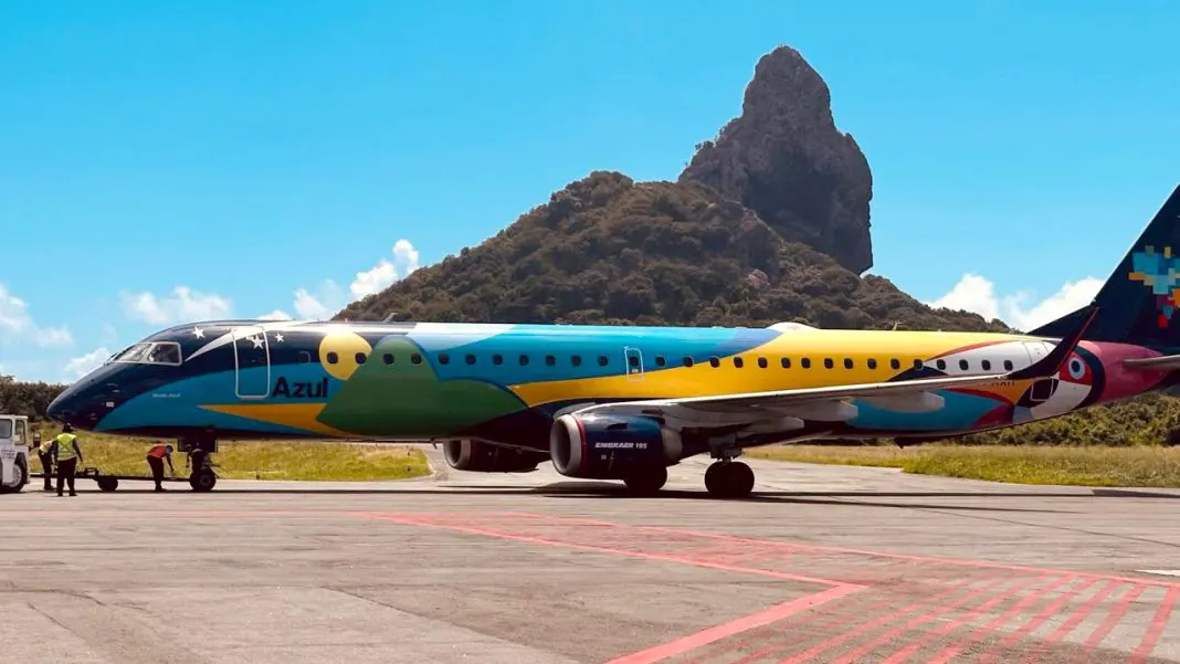Primeiro Embraer E195 da Azul pousa em Fernando de Noronha (4) Primeiro Embraer E195 da Azul pousa em Fernando de Noronha depois da retomada de jatos na ilha - Foto: divulgação