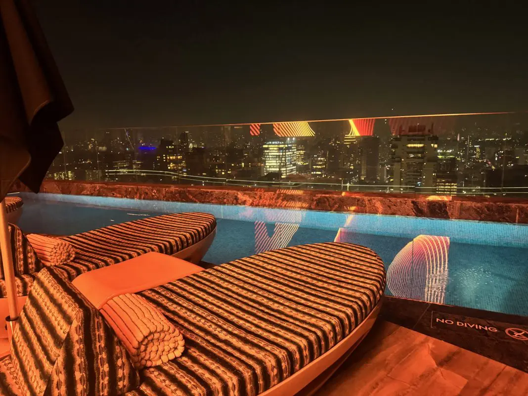 Piscina no rooftop do novo W São Paulo - Crédito: Simone Barros Piscina no rooftop do novo W São Paulo - Crédito: Simone Barros