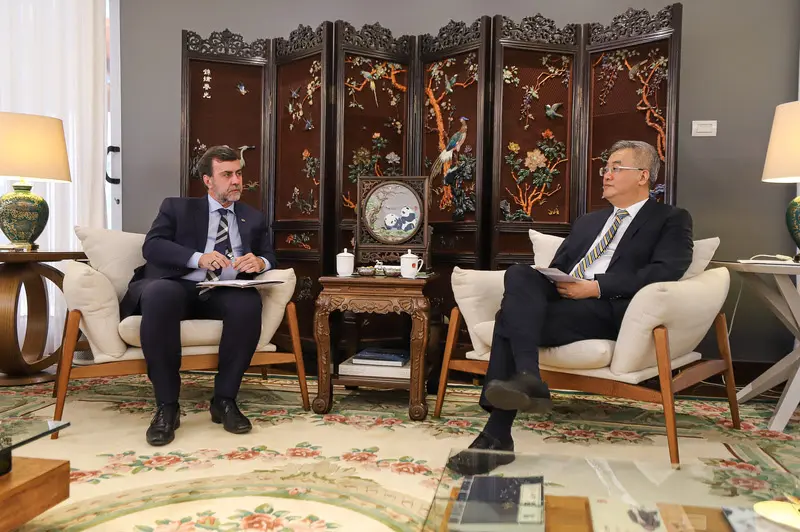 Presidente da Embratur, Marcelo Freixo, e o embaixador da China no Brasil, Zhu Qingqiao: movimento de aproximação vem sendo preparado desde o ano passado. [Foto: Renato Vaz/Embratur]
