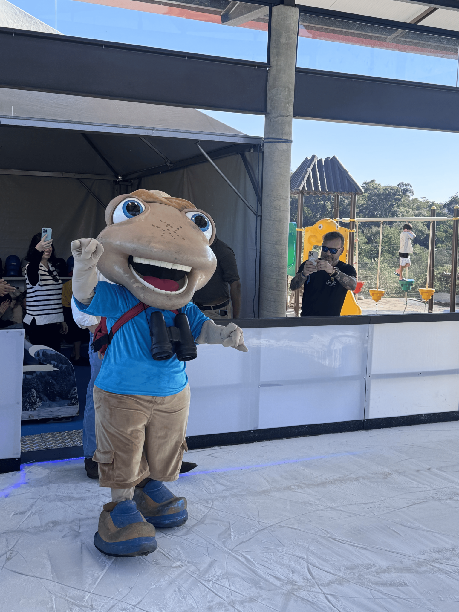 Cyan Resort - Mascote Tixa inaugurando a pista de gelo