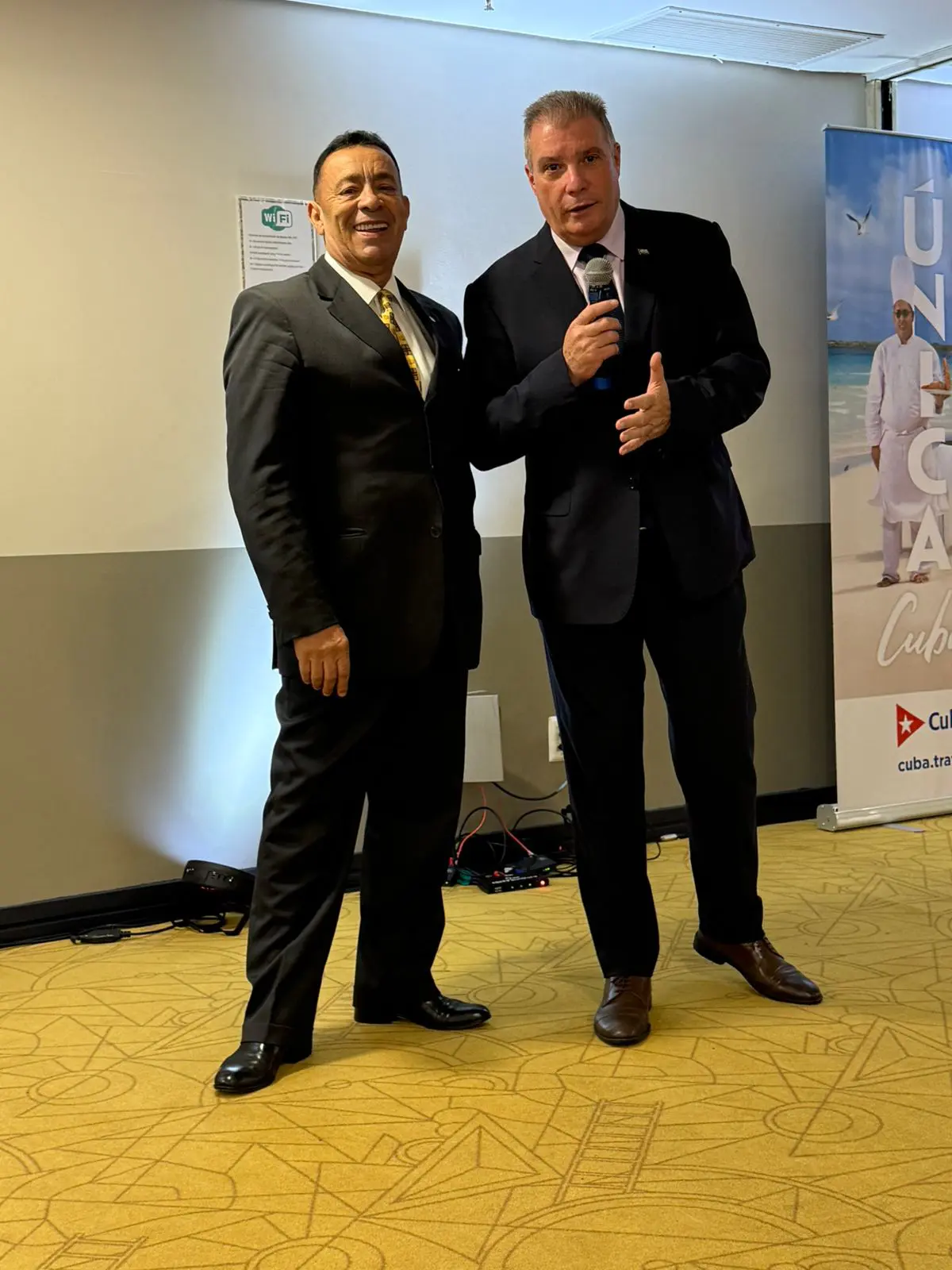 Roberto Silva, CEO da Sanchat e Juan Carlos García Granda, ministro do turismo de Cuba - Foto: divulgação