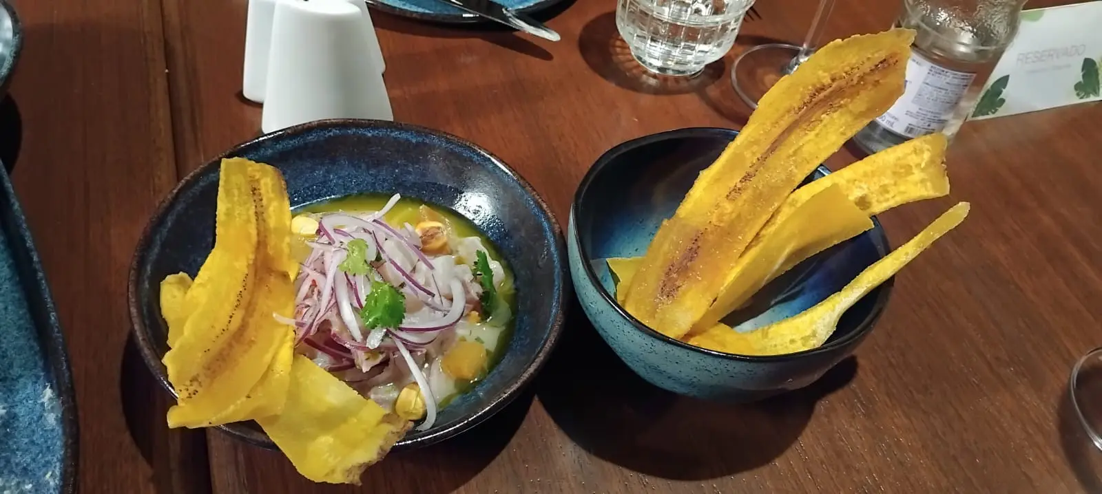 PERUANO - Ceviche de peixe branco com leite de tigre e canchita crocante - Foto: Denis Rugeri / DT