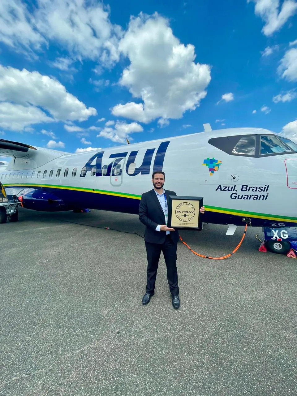 Raffael Fappiano, gerente de Produtos da Azul Fidelidade com o título de Melhor Companhia Aérea Regional da América do Sul - Foto: divulgação