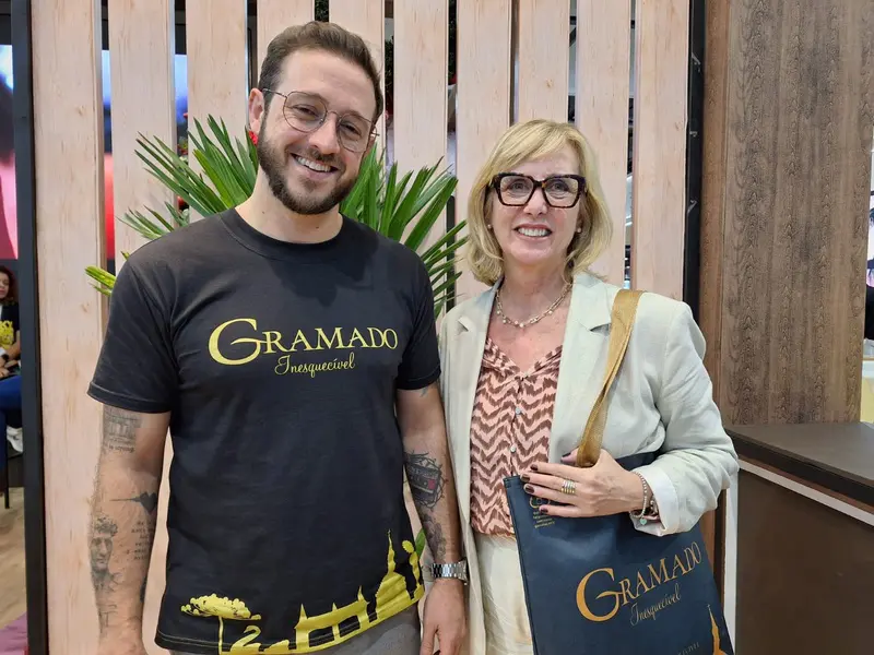 Ricardo Bertolucci, secretário de turismo de Gramado, e Karem Basulto, diretora-geral da AVIAREPS Brasil (Crédito: Divulgação)