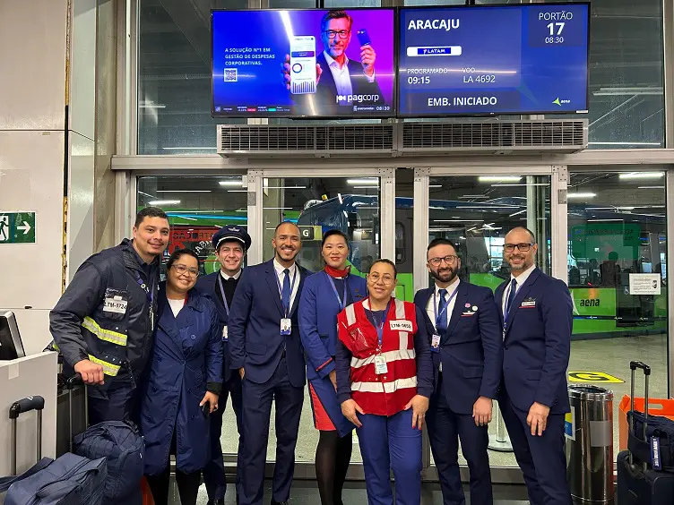 Tripulação e equipe do voo inaugural São Paulo/Congonhas-Aracaju da LATAM que decolou neste sábado, 28 de junho (Divulgação LATAM)