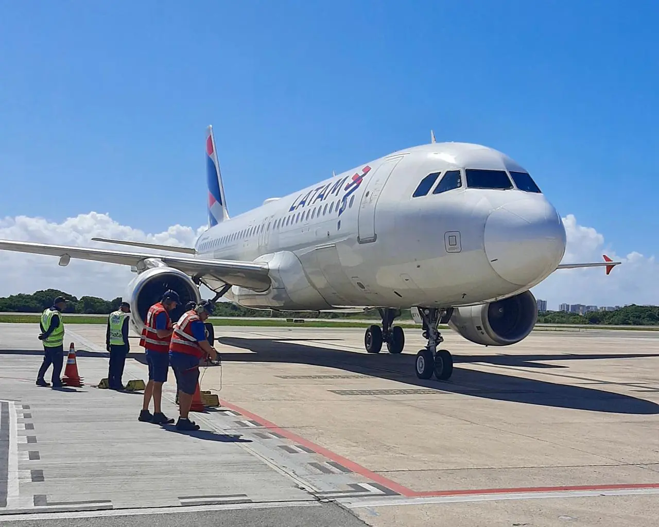 Tripulação e equipe do voo inaugural São Paulo/Congonhas-Aracaju da LATAM que decolou neste sábado, 28 de junho (Divulgação LATAM)