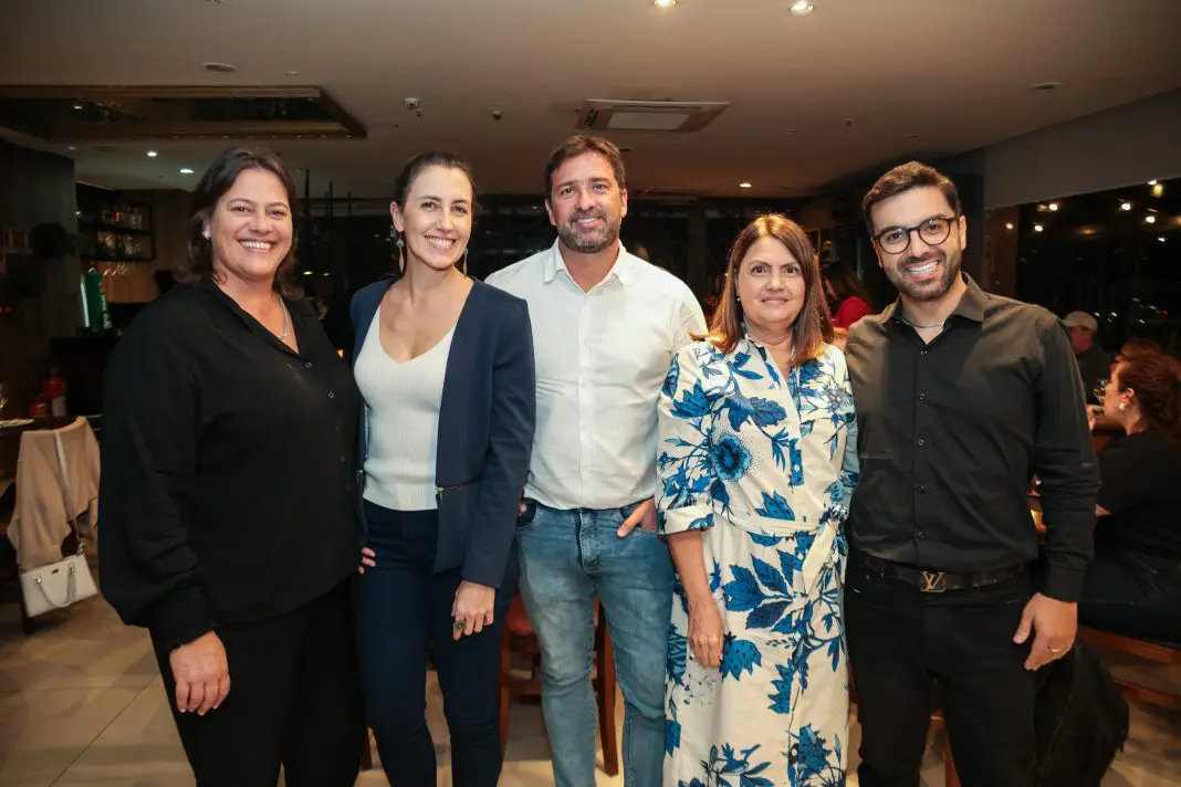 Diretoria da ABAV-RS. Da esquerda para direita: Lúcia Bentz (vice-presidente de Relações Externas) Chay Amorim (vice-presidente Financeira), João Augusto Machado (presidente), Rita Vasconcelos (vice-presidente Administrativa) e Victor Almeida (vice-presidente de Relações Institucionais). Crédito: Anderson Gradischer Diretoria da ABAV-RS. Da esquerda para direita: Lúcia Bentz (vice-presidente de Relações Externas) Chay Amorim (vice-presidente Financeira), João Augusto Machado (presidente), Rita Vasconcelos (vice-presidente Administrativa) e Victor Almeida (vice-presidente de Relações Institucionais). Crédito: Anderson Gradischer