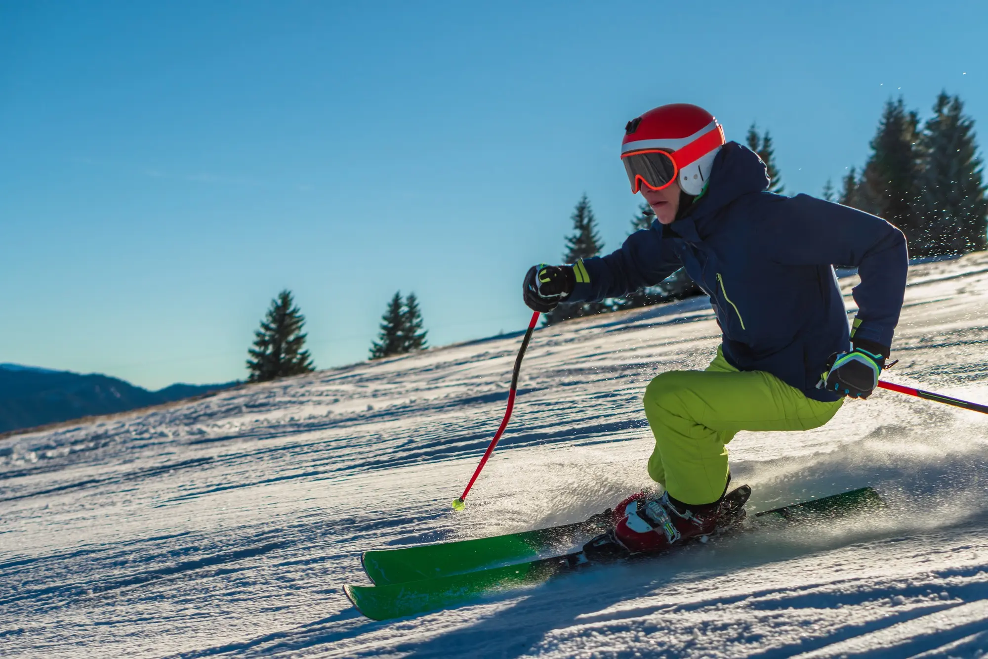 Antes de esquiar, planeje sua segurança. Contrate um bom seguro viagem para neve - Foto: Freepik