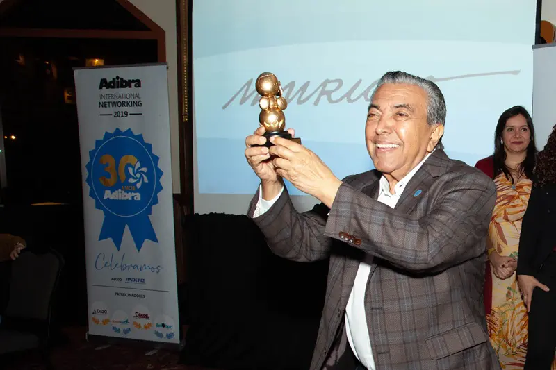 Mauricio de Sousa apresenta o troféu criado por ele, durante o lançamento da premiação, em 2019 Prêmio Maurício de Souza