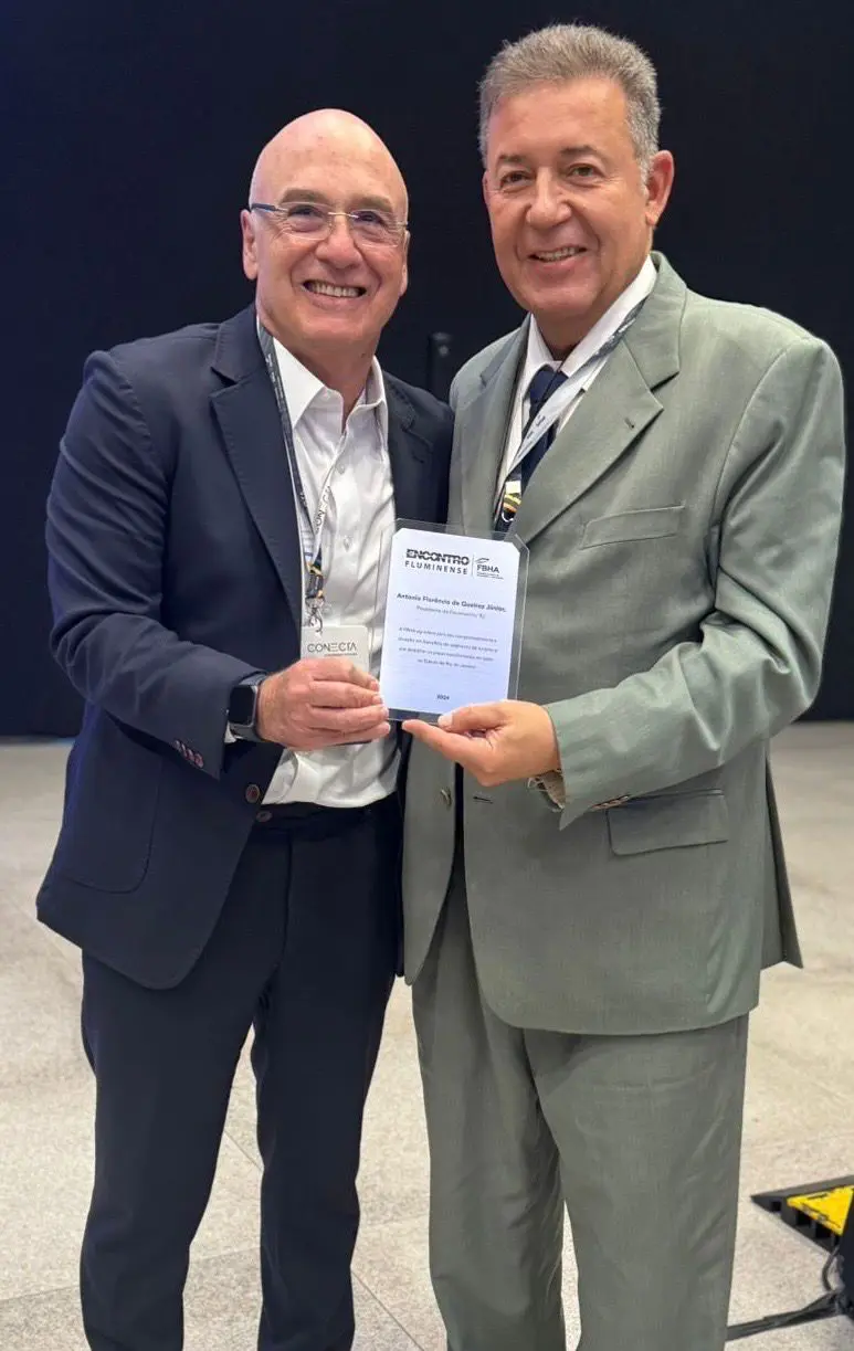Presidente da Fecomercio-RJ, Antônio Florêncio de Queiroz, é homenageado pela FBHA e recebe prêmio entregue por Alexandre Sampaio – Foto: Divulgação