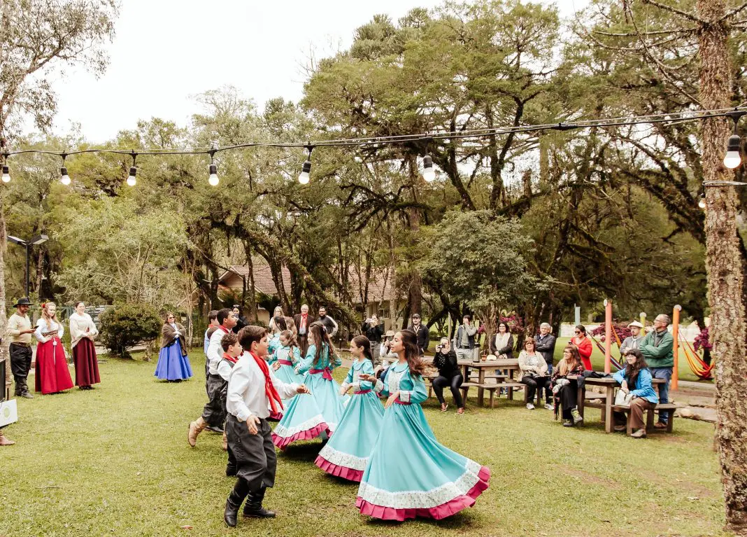 Apresentações de danças típicas também fazem parte da programação. - Foto: Divulgação/Parque do Caracol