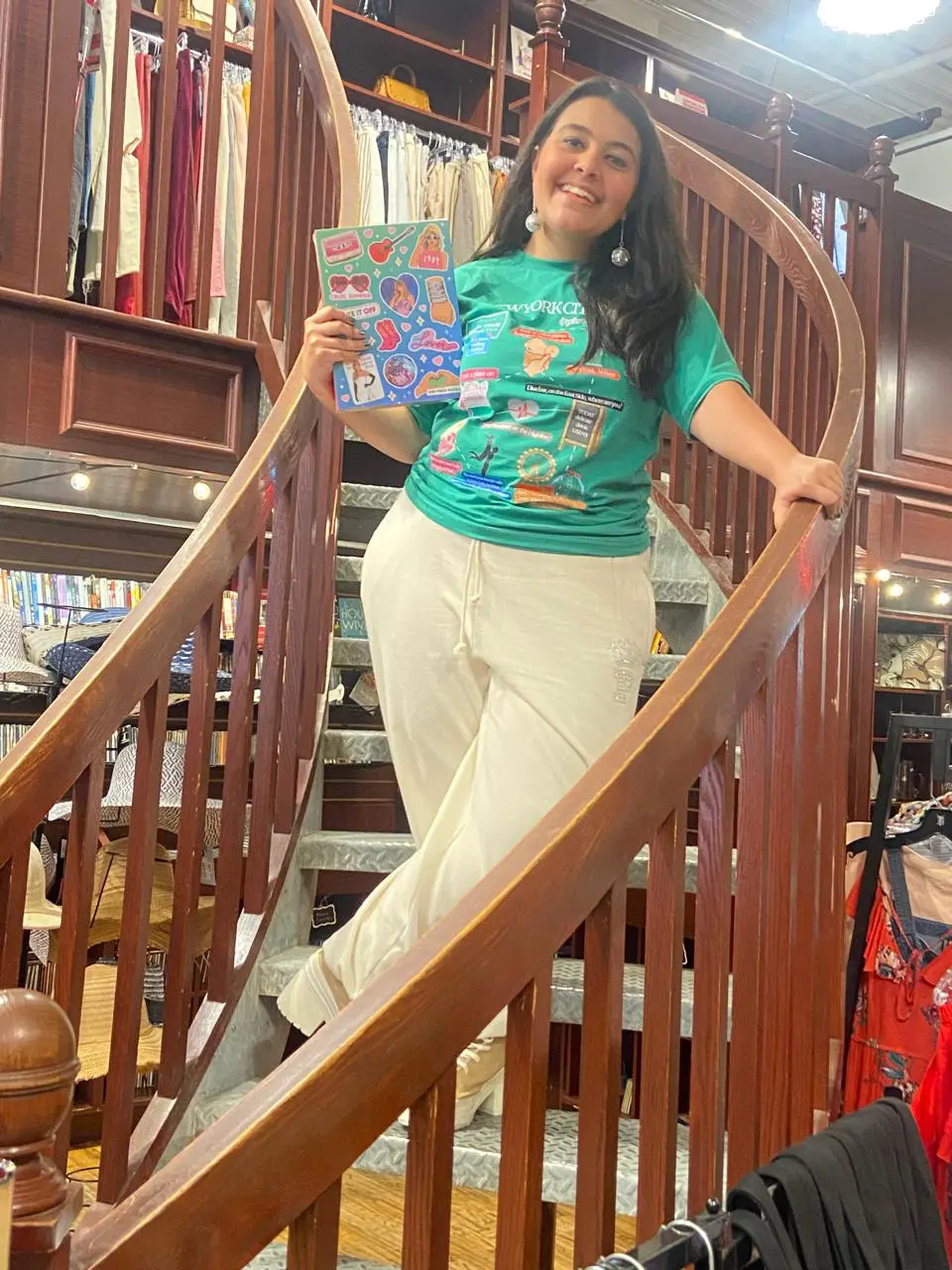 Foto na escada da Housing Woorks Bookstore - Foto Caroline Figueirdo